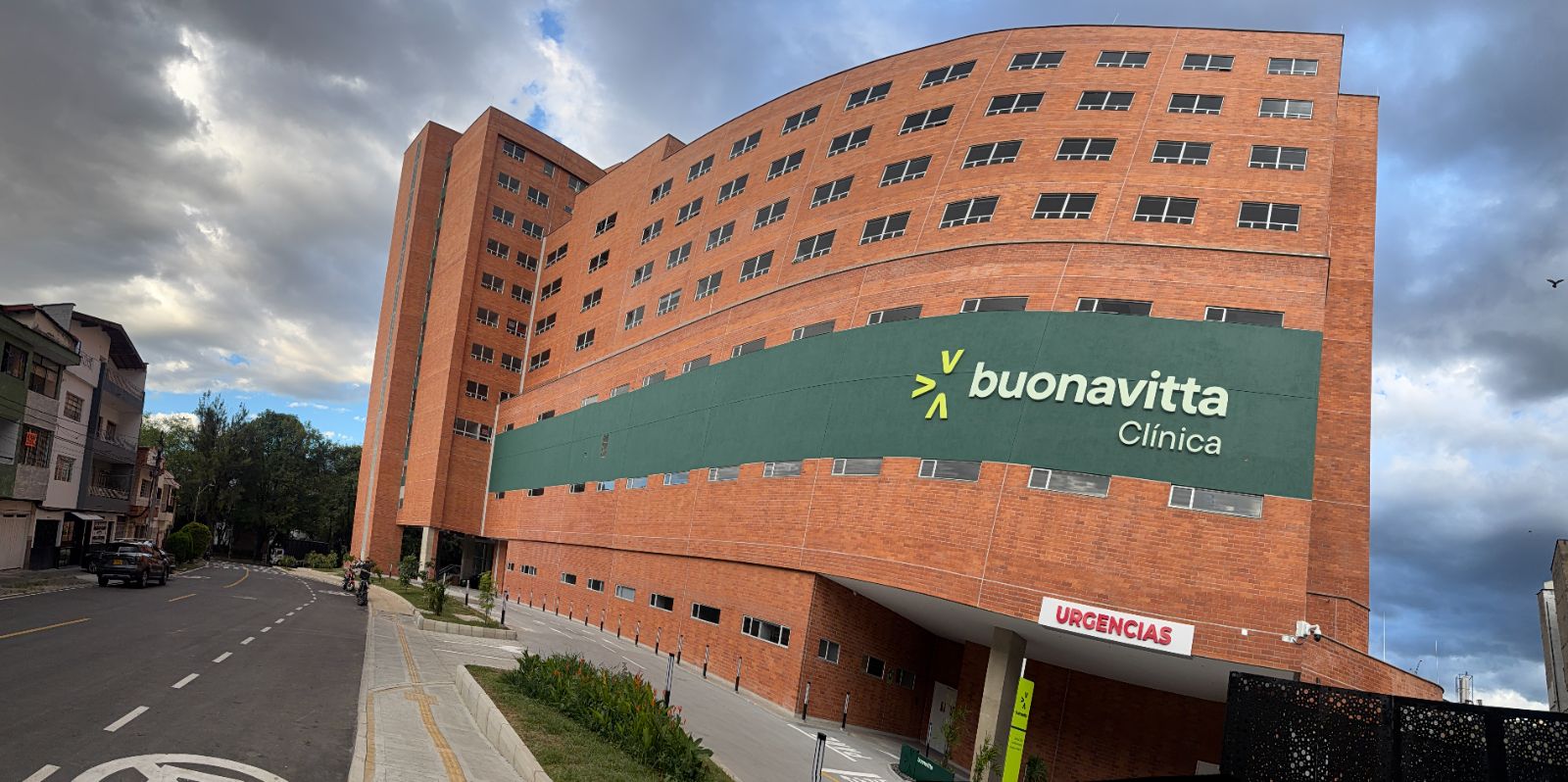 Entrada y zona de ambulancias de la Clínica Buonavitta