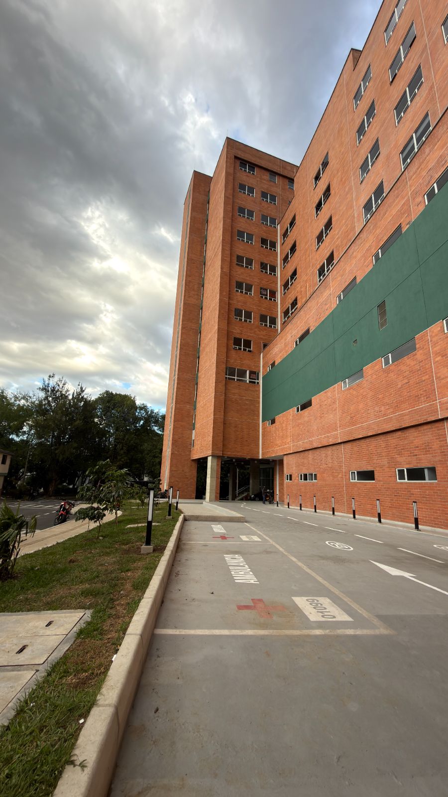 Torre Médica Clínica Buonavitta vista desde la Avenida San Juan, Medellín